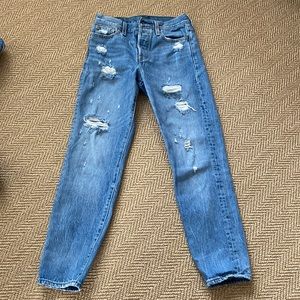 Levi jeans ripped style